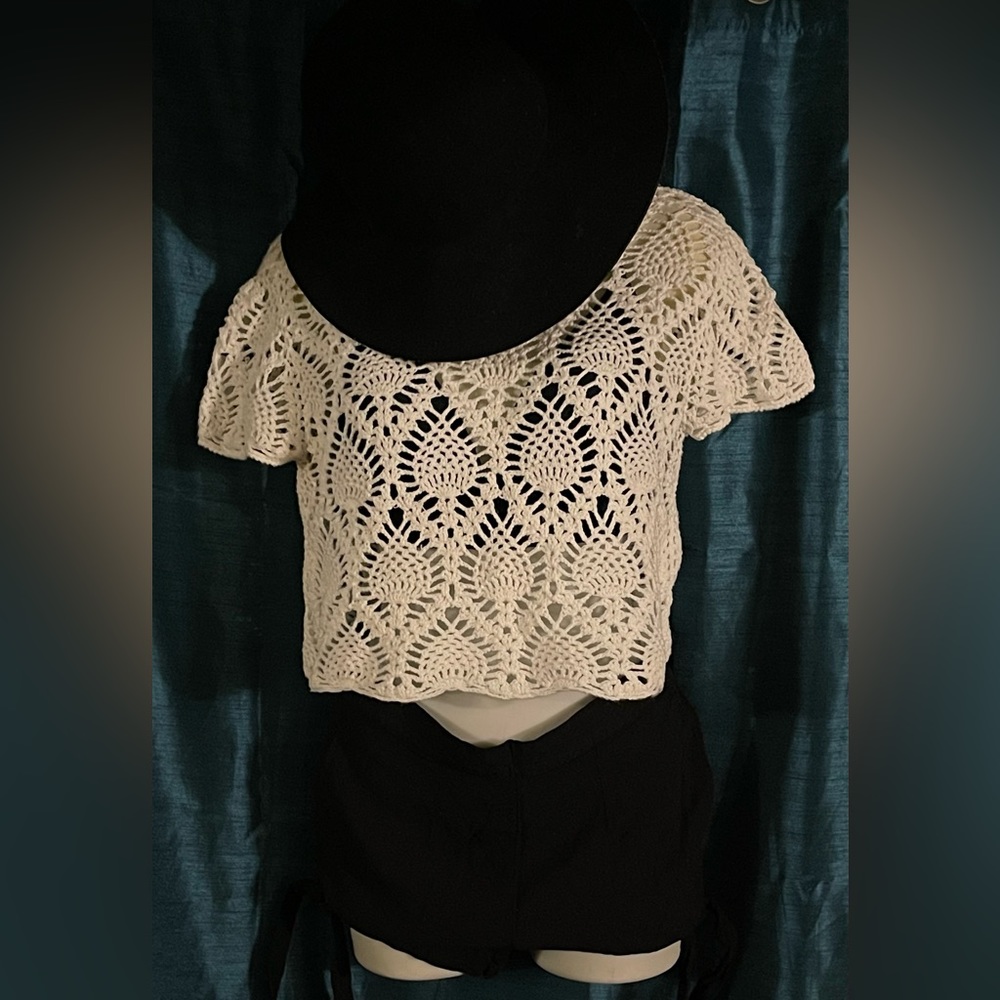 CROCHET CROP TOP